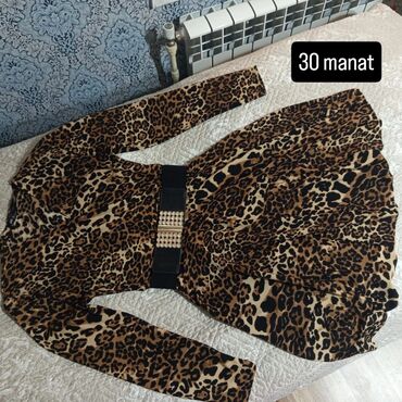 женская блуза летучая мышь: Leopard naxışlı, qısaqol qadın bluzası. Bu bluzanın dizaynı geniş
