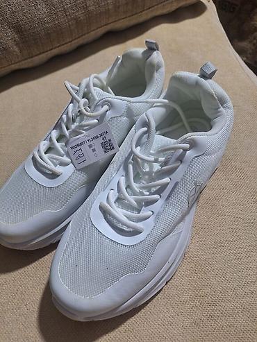 Продам женские кроссовки. Новые.41 размер.Не подошли по размеру at lalafo.kg Продам женские кроссовки. Новые.41 размер.Не подошли по размеру