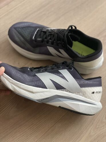 спортивные бриджи мужские: Кроссовки New Balance FuelCell Rebel v3 для бега. Верх выполнен из