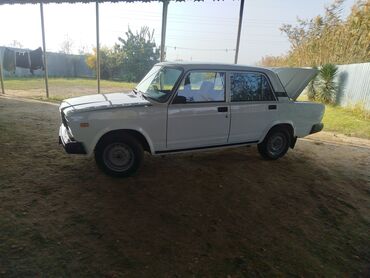 VAZ (LADA): VAZ 2107 sedan, ağ rəng. Klassik kuzov dizaynı, xrom ön barmaqlıq və — 2