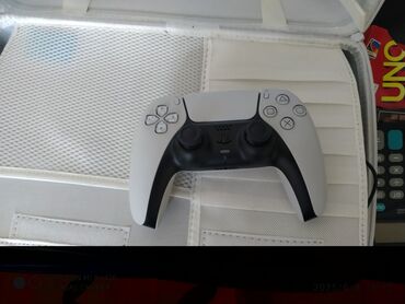 pleşteyşn: PlayStation 5 üçün DualSense simsiz oyun idarəedicisi. Ağ rəngdədir və