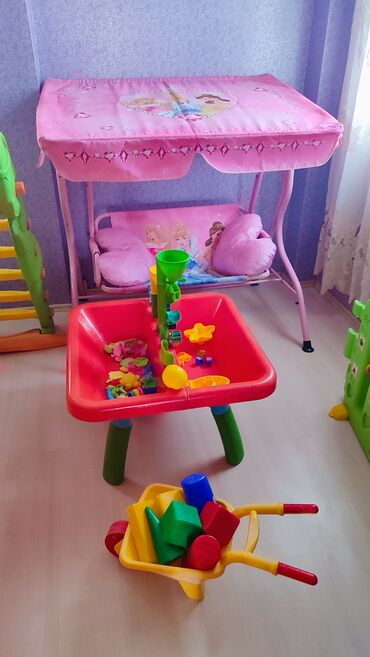 Uşaqlar üçün digər mallar: Детский уголок.Состоит из горки,песочницы,качелей и загона. Аксессуары — 3