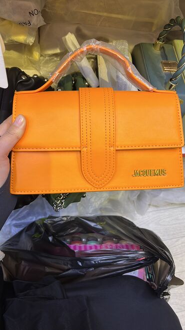 Классические сумки: Все по 700 — 2