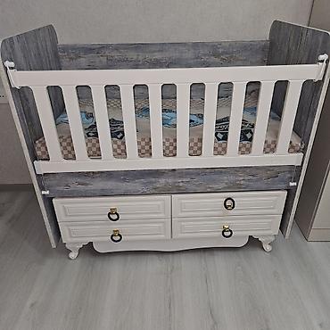 chicco besik: Oğlan və qız üçün, İşlənmiş, Dördbucaq, Beşik, Dəstsiz, Matras ilə, Yellənmə mexanizmsiz — 1
