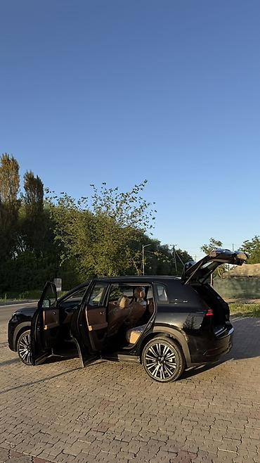 GAC: Черный кроссовер/внедорожник с просторным салоном и бежевой кожаной — 5