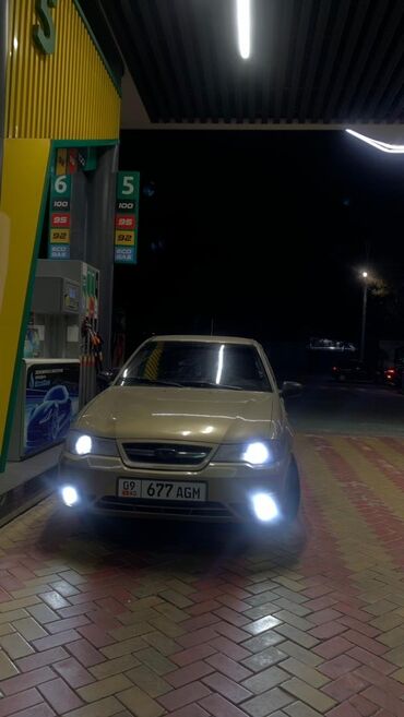 диск на некси: Седан Daewoo Nexia золотистого цвета. Объем 1,6 16клапан, вложения по