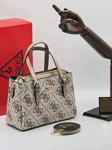Torbe: GUESS torba – model sa monogram printom - Dizajn: klasična trapez — 10