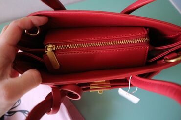 Классические сумки: Новая красная сумочка Размеры: ширина 27 см, высота 24см (с ручками — 20