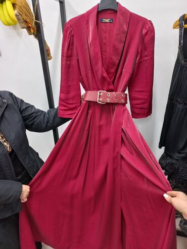 бирюзовое длинное платье: Платье красное 4000 сом,платье с цветочками 2000,платье золотистой
