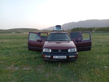 Volkswagen: Volkswagen Golf третьего поколения, бордового цвета. Оснащен