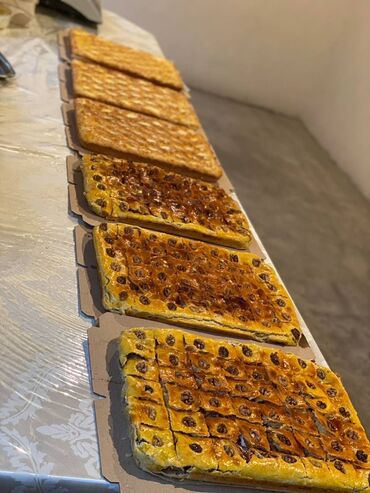 Выпечка, хлебобулочные изделия: Домашняя выпечка в больших прямоугольных формах. Ассортимент: - — 4