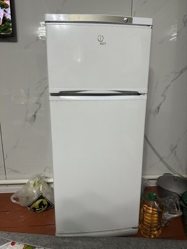 сниму швейный цех: Холодильник Indesit, Двухкамерный, 57 * 145 * 57