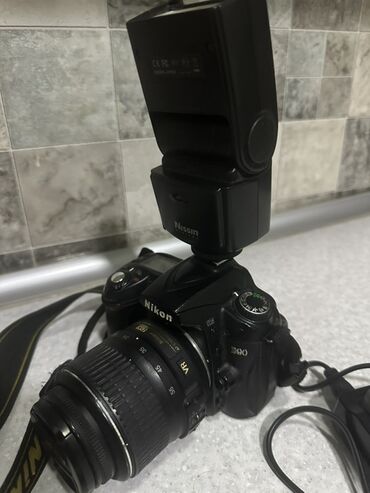 Kompüter, noutbuk və planşetlər: Nikon D90 DSLR fotoaparatı, Nikkor VR 18-55mm obyektiv və Nissin