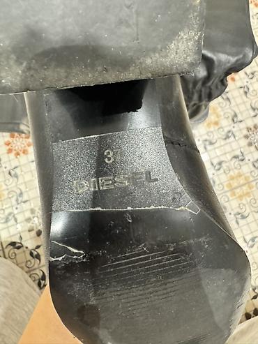 Çəkmələr: DIESEL qadın uzun çəkmələr

100% dəri. 
Olcu 37 — 3