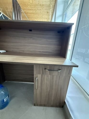 Sifarişlə resepşn masaları: Ofis resepsiyon/iş masası – ağac fakturalı laminat - Üst hissədə — 2