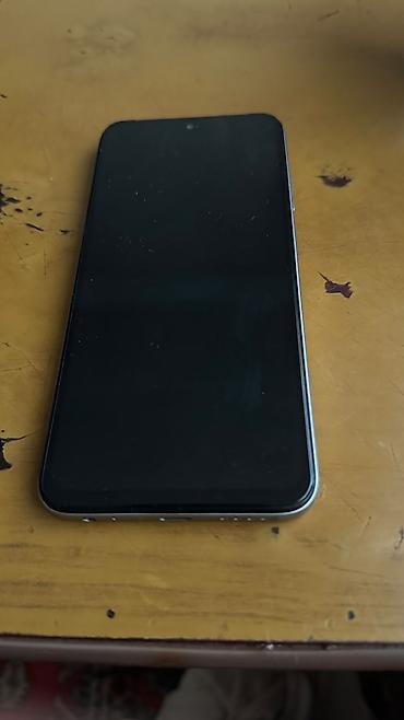 Smartfon – gümüş rəngli, zərif düz kənarlı korpus, ön tərəfdə tam