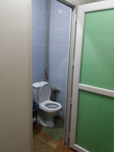 гостинку: 1 комната, 18 м², 5 мкр Гостиничный тип, 1 этаж, Старый ремонт — 2