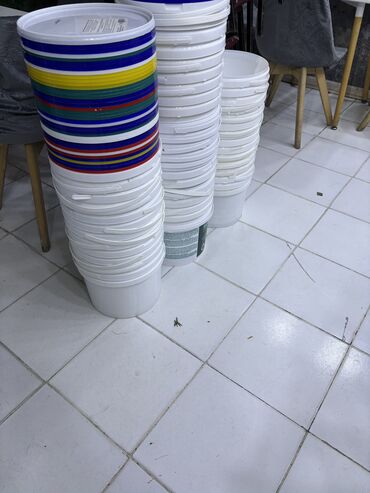 Qapılar və aksessuarlar: 10kg ve 8kg boş vedreler var bele 300-400 eded olar istəyən olsa