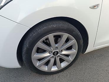 opel duman: Hyundai i30 hatchback – ağ rəng, şəhər üçün ideal kompakt model — 3