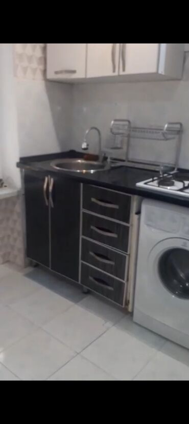 Uzunmüddətli kirayə mənzillər: Qara. Qarayevdə 145 məktəbə yaxın 1otaq kirayyə verilir 450azn ofis — 11