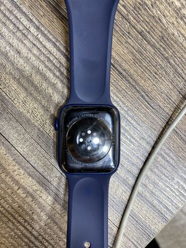 эпл вотч 7: Продаю Aplle Watch 6 44MM с зарядкой оригинал На экране есть мелкие