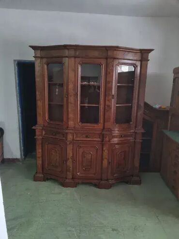 Stilske vitrine: Prelepa vitrina. Odlicno stanje. Visina 220cm Sirina 190 cm Dubina 45 na lalafo.rs — 13 Stilske vitrine: Prelepa vitrina. Odlicno stanje. Visina 220cm Sirina 190 cm Dubina 45 — 13