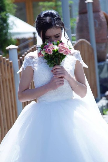 продается свадебное платье: Продаю свадебное платье. размер s одевали один раз. в комплекте