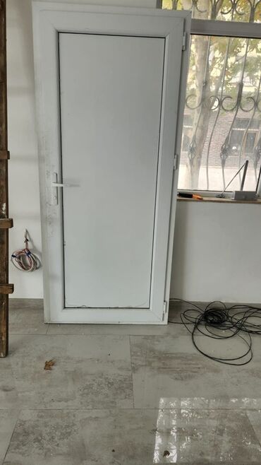 Tavan: Ağ rəngli PVC qapı - Material: PVC/profil konstruksiya, möhkəm