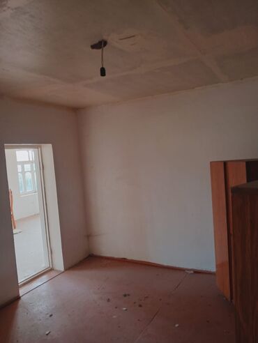 Həyət evləri və villaların satışı: Satılır: həyət evi - Tip: 1 mərtəbə (yüksək kürsülü), daş divarlar — 7