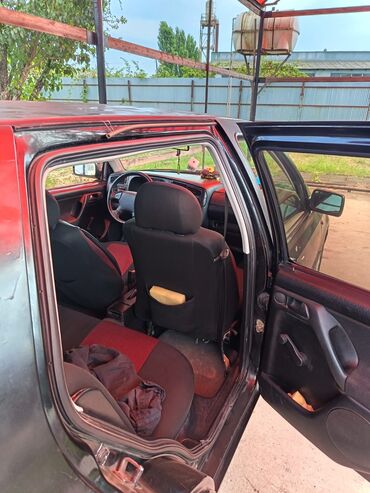 Volkswagen: Dördqapılı qara rəngli hetçbek model "Volkswagen Golf III" avtomobili — 11