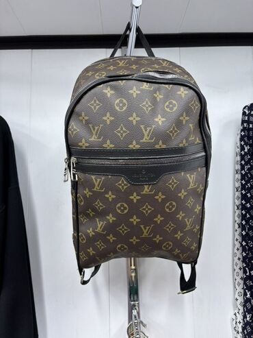 купить рюкзак школьный: Рюкзак Louis Vuitton с фирменным узором Monogram. Имеет два отделения