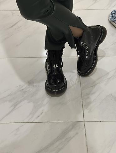батинка: Dr. Martens qara lakli qadın/uni seks botları - Model: Dr. Martens — 2