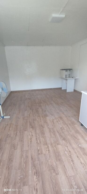 дом в доль дороги г ош: 25 кв. м, 1 бөлмө, Унаа токтотуучу жай, Забор, тосулган