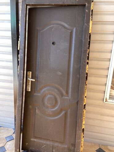 метал двер: Входная дверь, Металл, Левостороний механизм, цвет - Черный, Б/у, 225 * 110, Самовывоз, Платная доставка