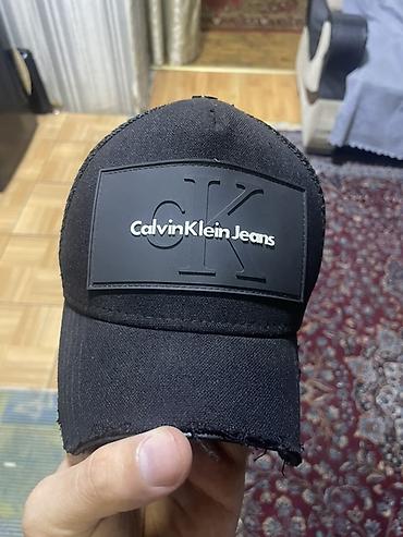 Головные уборы: Calvin Klein Jeans beysbol papağı – qara rəng original - Ön hissədə — 1
