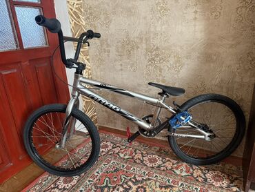 i̇dman malları: Gümüşü rəngdə, qara detalları olan, yüngül çərçivəli BMX velosiped. Bu