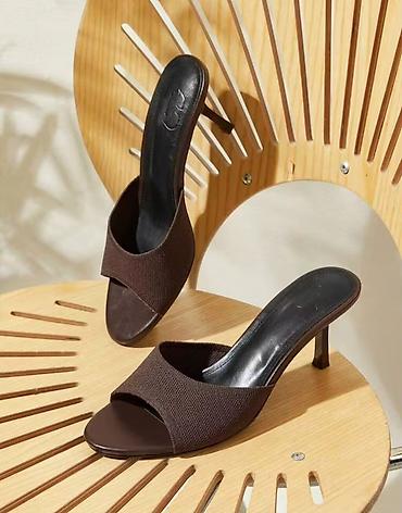 obuća šafran sandale: ✨ Dostupne u broju 40
✨ Unutrasnje gaziste 26 cm

1200 rsd 💥 — 2