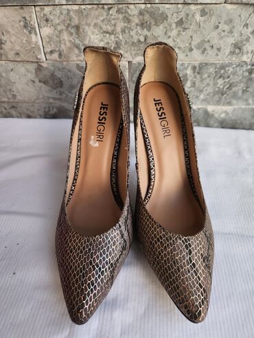 Salonke: Salonke, 38 — 3