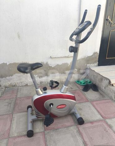 İnformatika: Life Fitness brendinə məxsus stasionar velosiped, evdə idman üçün