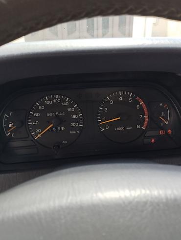 prado farası: Gümüşü rəngdə Toyota Prado SUV avtomobili. Avtomobilin arxa hissəsində — 5