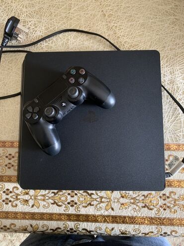 Sony PlayStation 4 Slim konsolu, kompakt dizaynı və güclü performansı