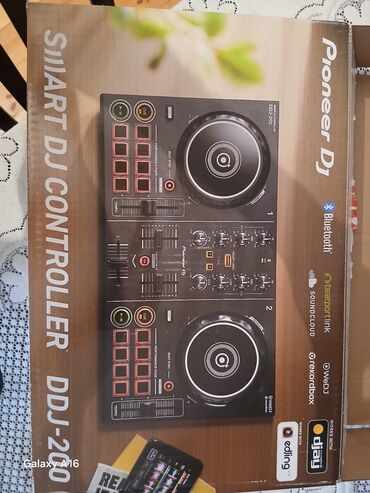 Гитары: Pioneer DJ tərəfindən istehsal olunan DDJ-200 ağıllı DJ kontrolleri