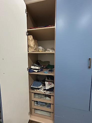yataq dolab: 3 qapılı paltar şkafı. Mavi fasadlı, açıq taxta tonlu korpusla — 2
