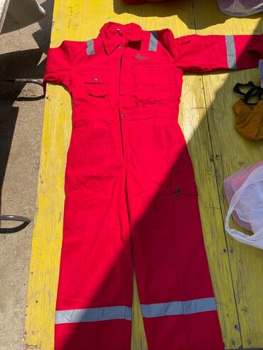 Botinkalar: Qara rəngdə uniseks təhlükəsizlik botları iş mühitində ayaqları — 14