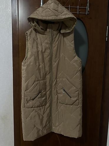 Jiletlər: Qadınlar üçün uzun şişmə jilet - Rəng: bej - Model: uzun, kapüşonlu — 1