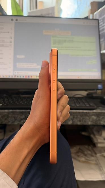 Мобильные телефоны и аксессуары: IPhone 17 Pro Max, Б/у, 256 ГБ, Оранжевый, Чехол, 99 % — 3