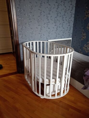yumru transformer çarpayı: Oğlan və qız üçün, İşlənmiş, Yumru, Beşik, Dəstsiz, Matras ilə, Yellənmə mexanizm ilə