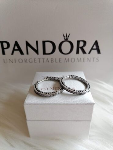 Minđuše: Pandora minđuše
Dobija se u kutijici
Cena:2100din — 8