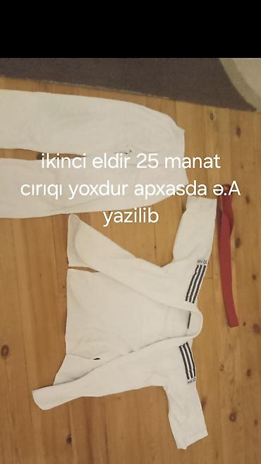 dest geyim: Judo kimono dəsti – ağ rəngli şalvar və üst geyimi, qırmızı kəmərlə — 1
