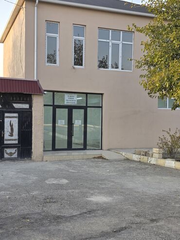qarayevdə 1 otaqlı köhnə tikili mənzillər: İcarəyə obyekt - 1-ci mərtəbədə geniş vitrinli giriş qapısı olan